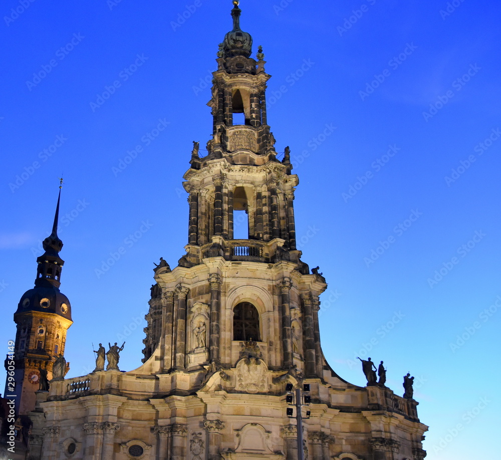 Hofkirche zu Dresden mit Hausmannsturm im Hintergrund