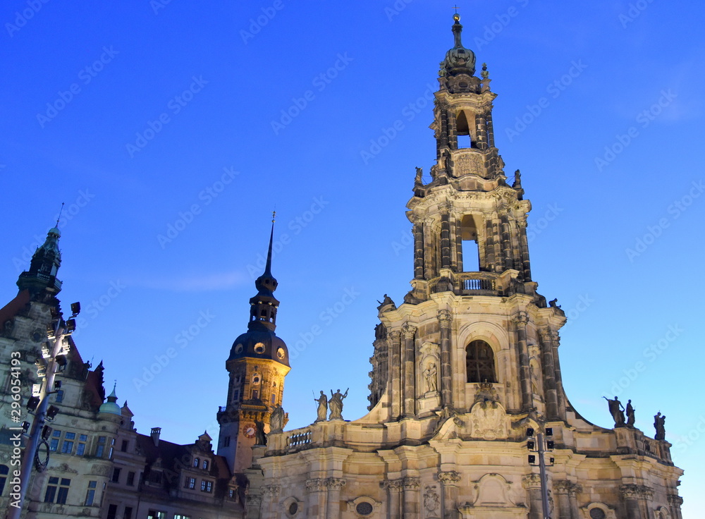 Hofkirche und Hausmannsturm vor tiefblauem Abendhimmel