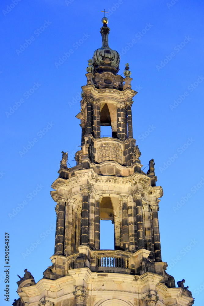 Turmspitze der Hofkirche zu Dresden vor tiefblauem Himmel