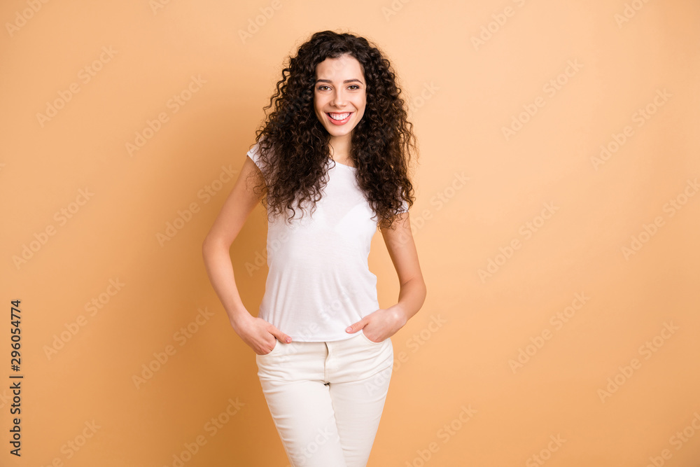 Obraz premium Photo of amazing business lady holding hands in pockets self-confident person wear white casual t-shirt trousers clothes isolated beige pastel color background