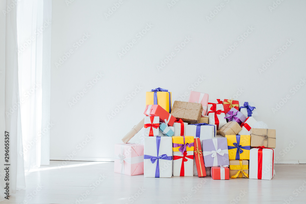 Fototapeta sofa in the interior of a white room with colorful gifts for the holiday