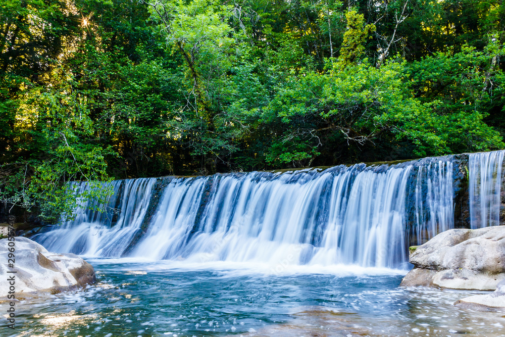 Fototapeta premium Chute d'eau perdu