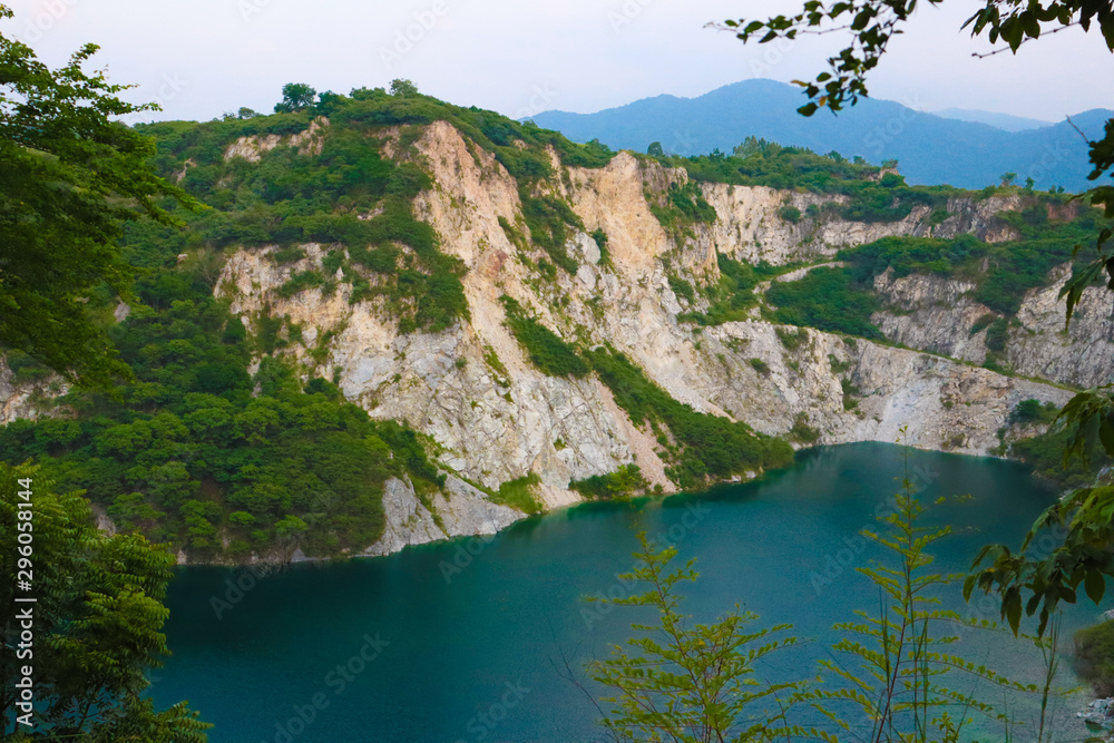 Obraz premium lake in mountains
