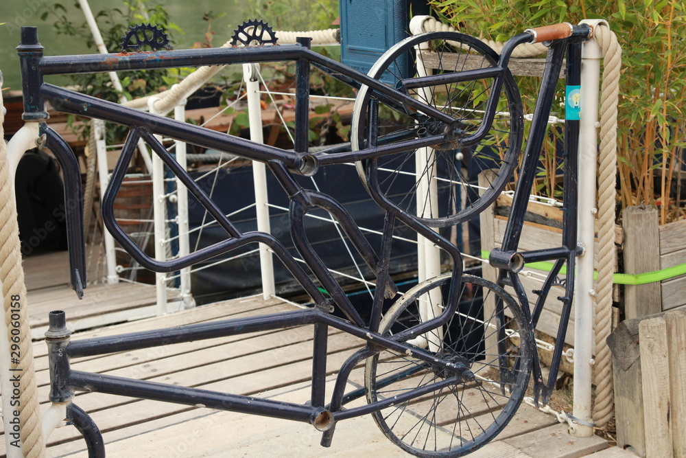 Bicyclette recyclé en portillon de péniche