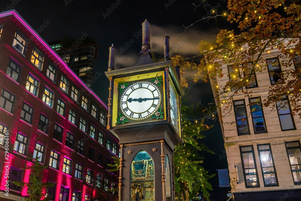 Obraz premium Old Steam Clock in Vancouver's historic Gastown district at night