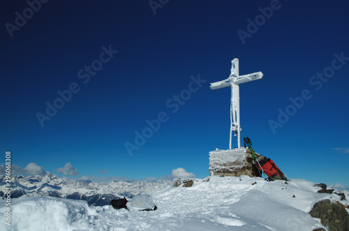 Frozen cross at the mountai...