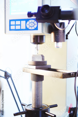 Φωτογραφία Measurement of hardness of metal behind the equipment in laboratory