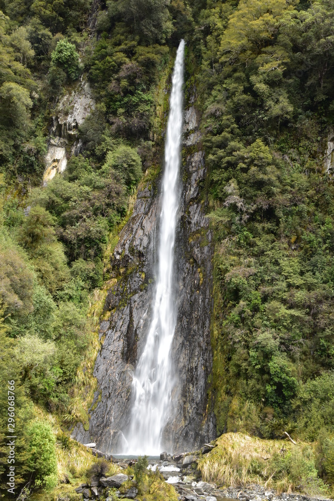 Obraz premium Waterfall in South Island, New Zealand