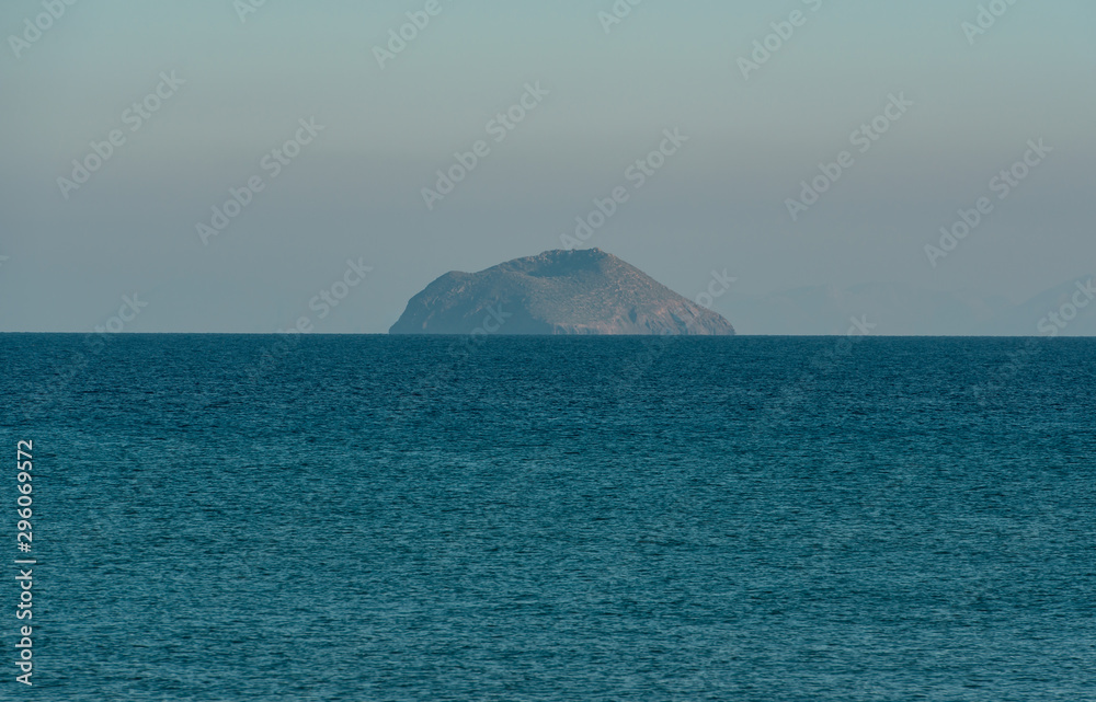 Berg Insel Stongyli Griechenland aus der Luft Berg Insel Stongyli Griechenland aus der Luft