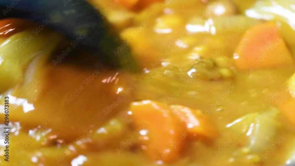 カレーを煮込む カレーを煮込む