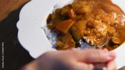 カレーを食べる