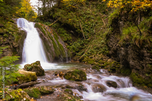 Fototapeta Naklejka Na Ścianę i Meble -  Idyllischer Wasserfall