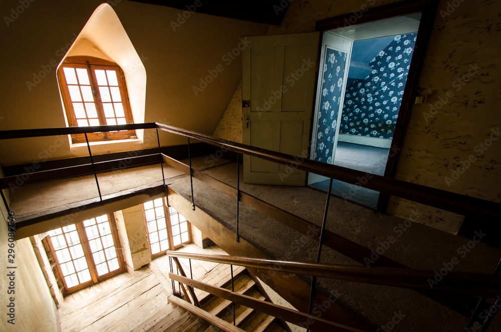 Obraz premium une vieille maison abandonnée avec une montée d'escaliers et une pièce bleue