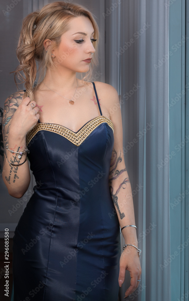 una bella donna in abito elegante una bella donna in abito elegante