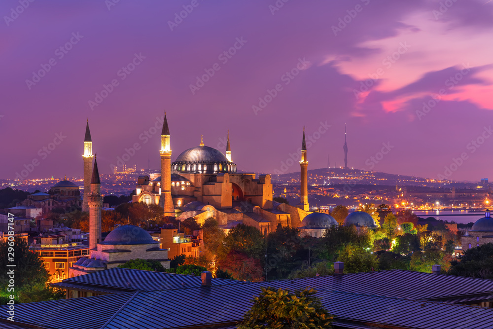 Obraz premium Hagia Sophia in the Istanbul skyline, beautiful evening view