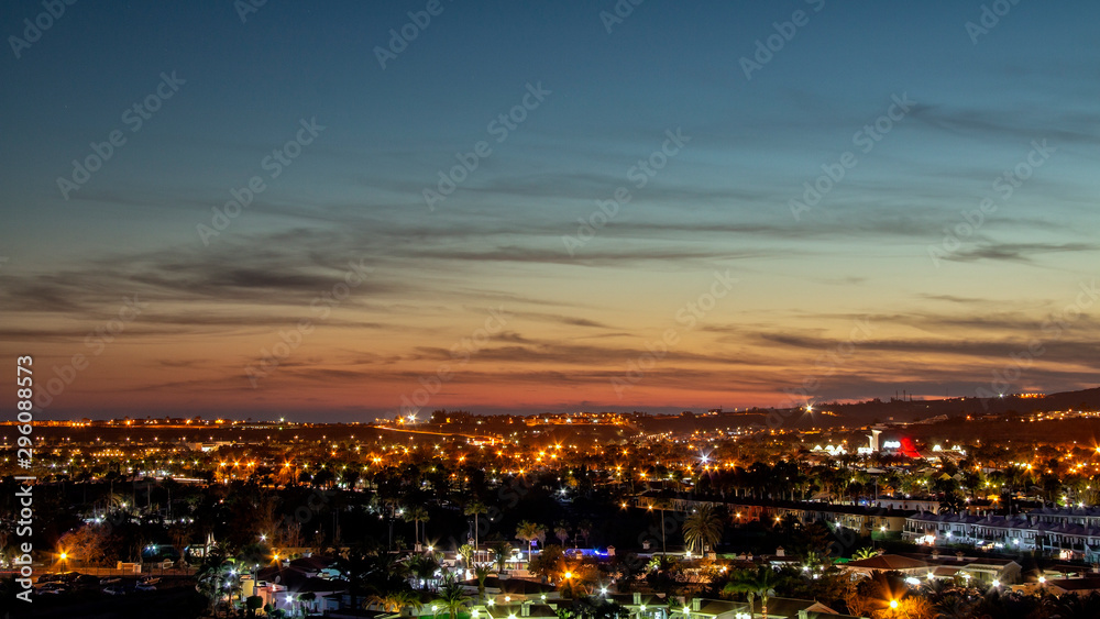 Obraz premium night view of the international countryside in Maspalomas