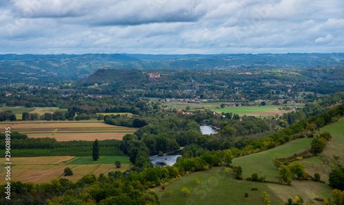 Fototapeta Naklejka Na Ścianę i Meble -  Landschaft im Vallée de la Dordogne nahe St. Cèrè und Castelnau-Bretenoux