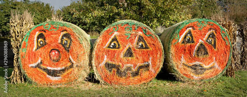 pumpkin faces made of straw