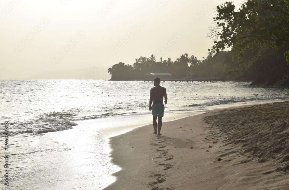 Naklejka premium Beach walk into the sunset