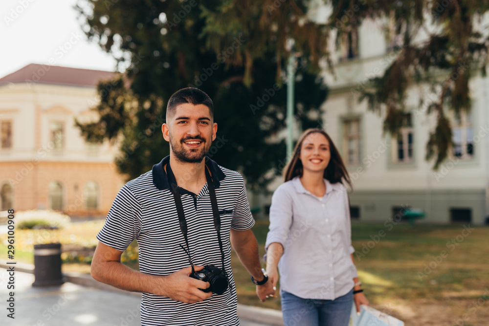 Obraz premium couple tourist in sightseeing in city using paper map