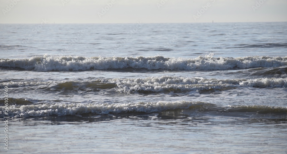 Fototapeta premium waves crashing. waves crashing ashore. waves crashing on the ocean. waves on ocean. waves on beach. 