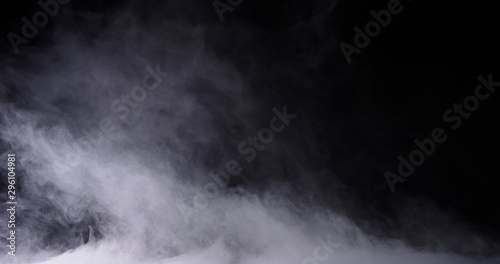 Realistyczna nakładka chmur dymu z suchego lodu mgła idealna do komponowania w twoich ujęciach. Po prostu wrzuć i zmień tryb mieszania na ekran lub dodaj.
