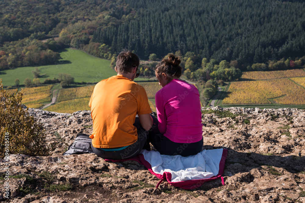 un couple assit à la montagne