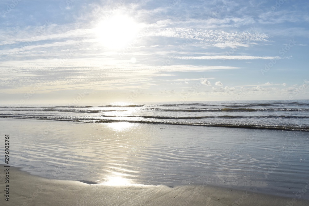 Obraz premium sea and sky. sunrise. sunset. sun and waves.