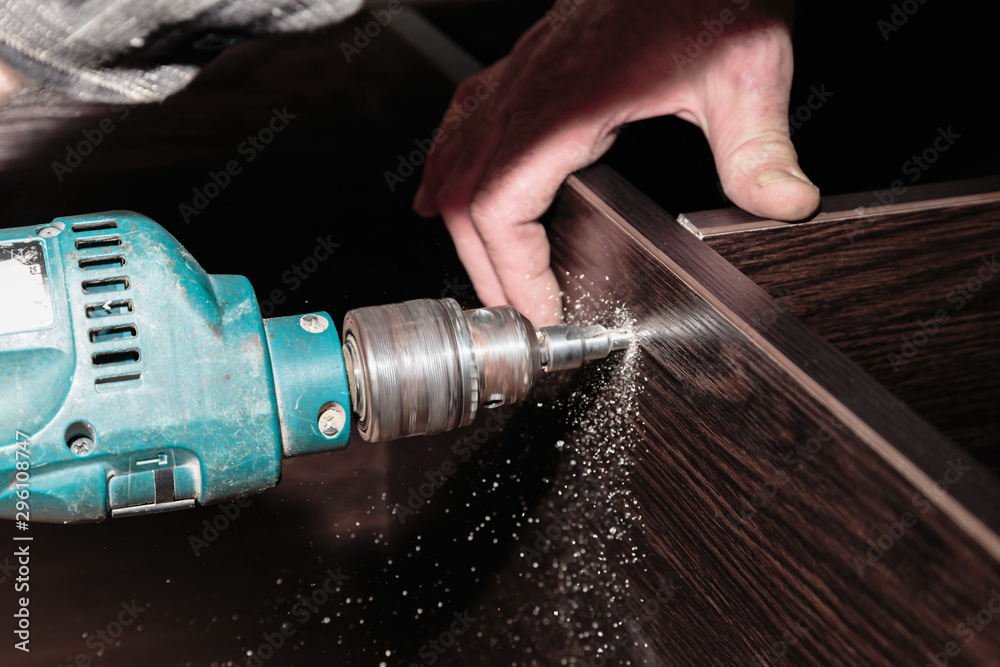 We collect furniture. We drill holes in the wood for furniture confirm. Close-up. We collect furniture. We drill holes in the wood for furniture confirm. Close-up.