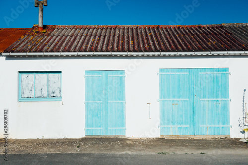 une maison blanche avec volets bleus de pêcheur à oléron 