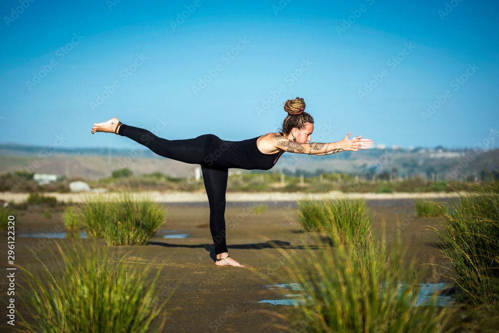 Mujer joven practicando Yoga en el Parque Natural de Tarifa, Cádiz, Andalucía Mujer joven practicando Yoga en el Parque Natural de Tarifa, Cádiz, Andalucía