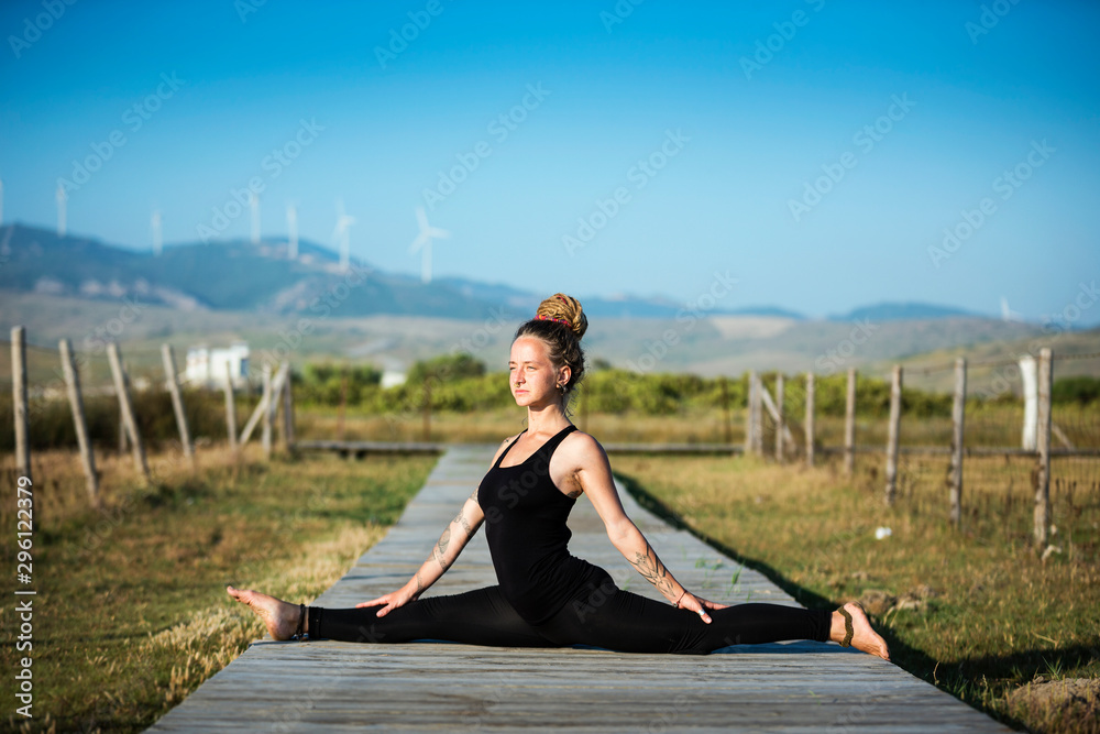 Mujer joven practicando Yoga en el Parque Natural de Tarifa, Cádiz, Andalucía