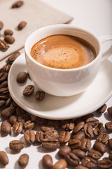 Küchenrückwand glas motiv Kaffee und Kaffeebohnen Tasse Kaffee mit Körnern.  © EV