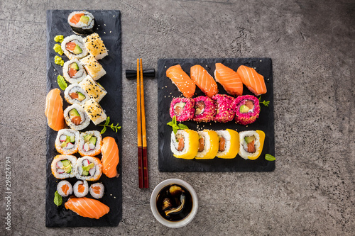  Sushi Set Sashimi und Sushirollen auf Steinschiefer serviert