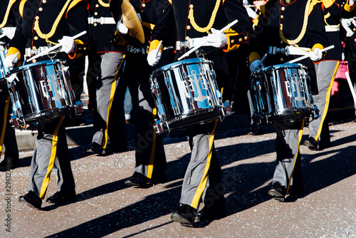 une fanfare militaire parade avec des tambours