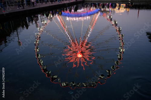 Riesenrad spiegelt sich im Wasser, an der Määs, Luzern, Schweiz photo