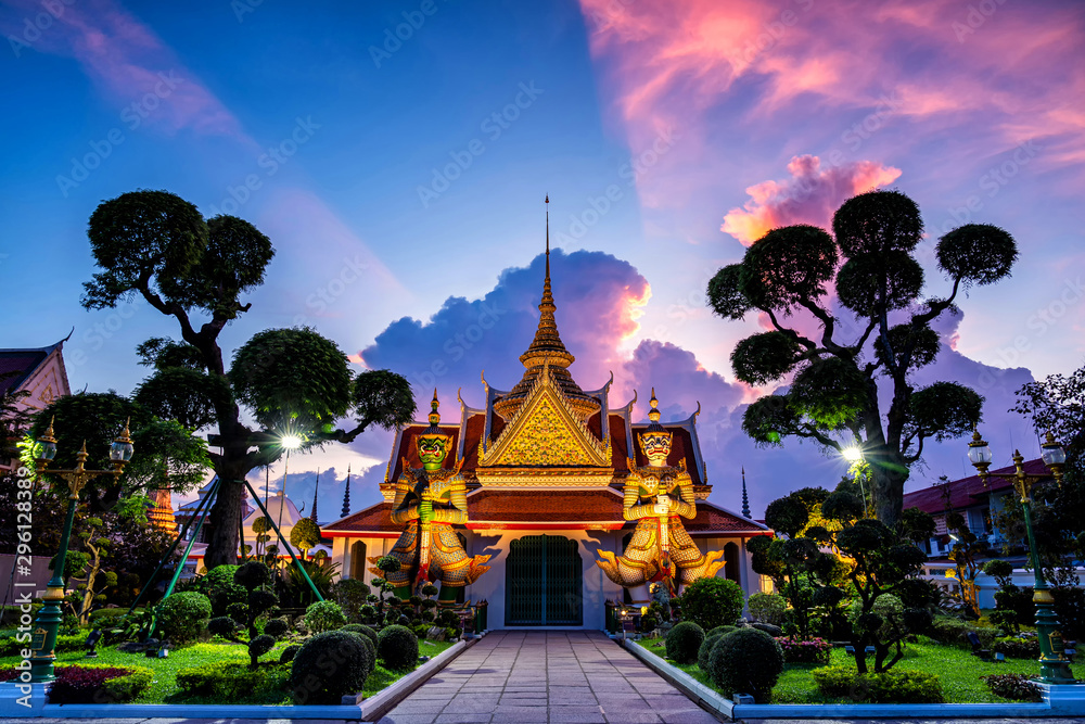 Naklejka premium Wat Arun Temple o zachodzie słońca w Bangkoku w Tajlandii. Wat Arun to świątynia buddyjska w dzielnicy Bangkok Yai w Bangkoku w Tajlandii, Wat Arun jest jednym z najbardziej znanych zabytków Tajlandii