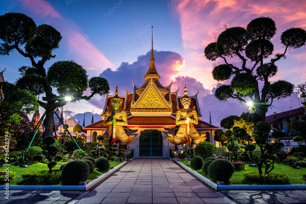 Świątynia Wat Arun o zachodzie słońca w Bangkoku w Tajlandii. Wat Arun to buddyjska świątynia w dzielnicy Bangkok Yai w Bangkoku, Tajlandia, Wat Arun jest jednym z najbardziej znanych zabytków Tajlandii <span>plik: #296128394 | autor: Phutthiseth</span>