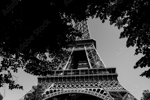 Very cool picture of an Eiffel tower in black and white tower