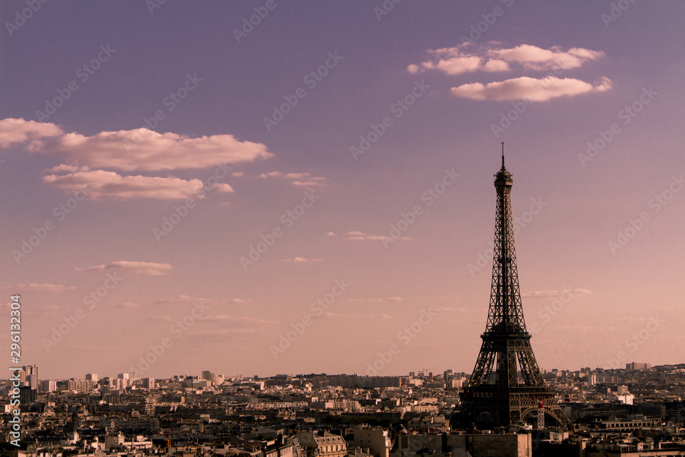 Fototapeta premium Bardzo ładny widok na wiosenny Paryż z niebem i chmurami i pięknymi domami
