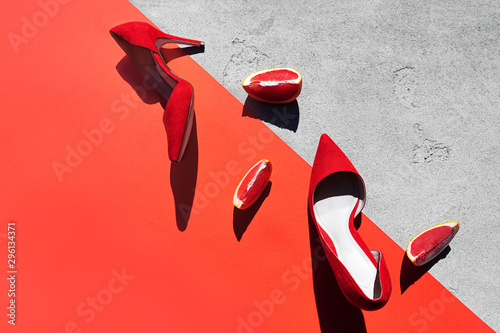 Fotografia Red high heel shoes with grapefruit.