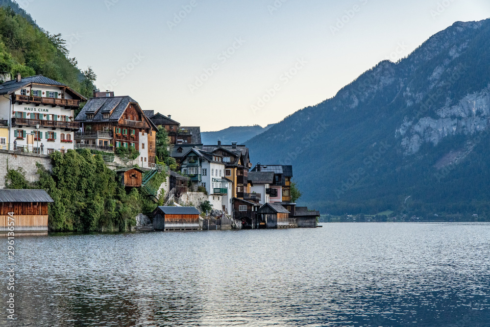 Naklejka premium Morning in Hallstatt, Austria