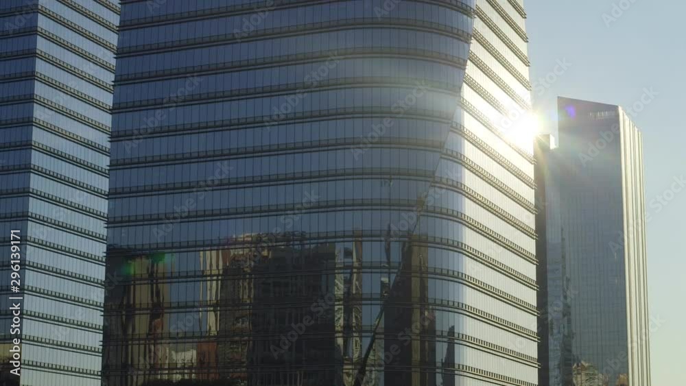 Prédio espelhado com reflexo do sol