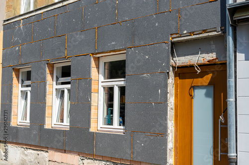 Wärmedämmung und Sanierung eines Wohnhauses mit 3 Stockwerken in einer deutschen Kleinstadt,  die oberen Stockwerke sind mit Sandstein gebaut