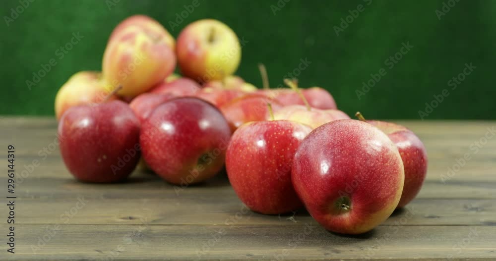 Mele sulla tavola