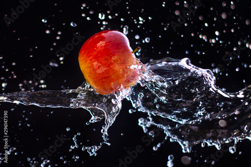 fliegender Apfel im Wasserstrahl