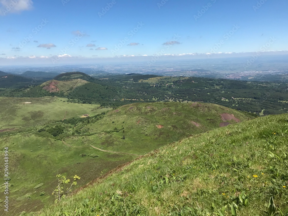 Vue panoramique sur les volcans d’Auvergne Vue panoramique sur les volcans d’Auvergne