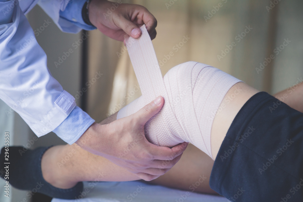 Obraz premium Patient with knee problem at consulting room, Physical therapy concept.