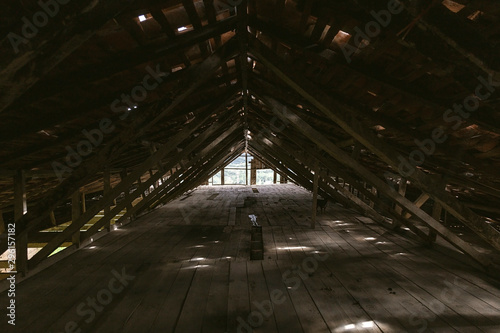 estructura de un techo en madera  casa antigua