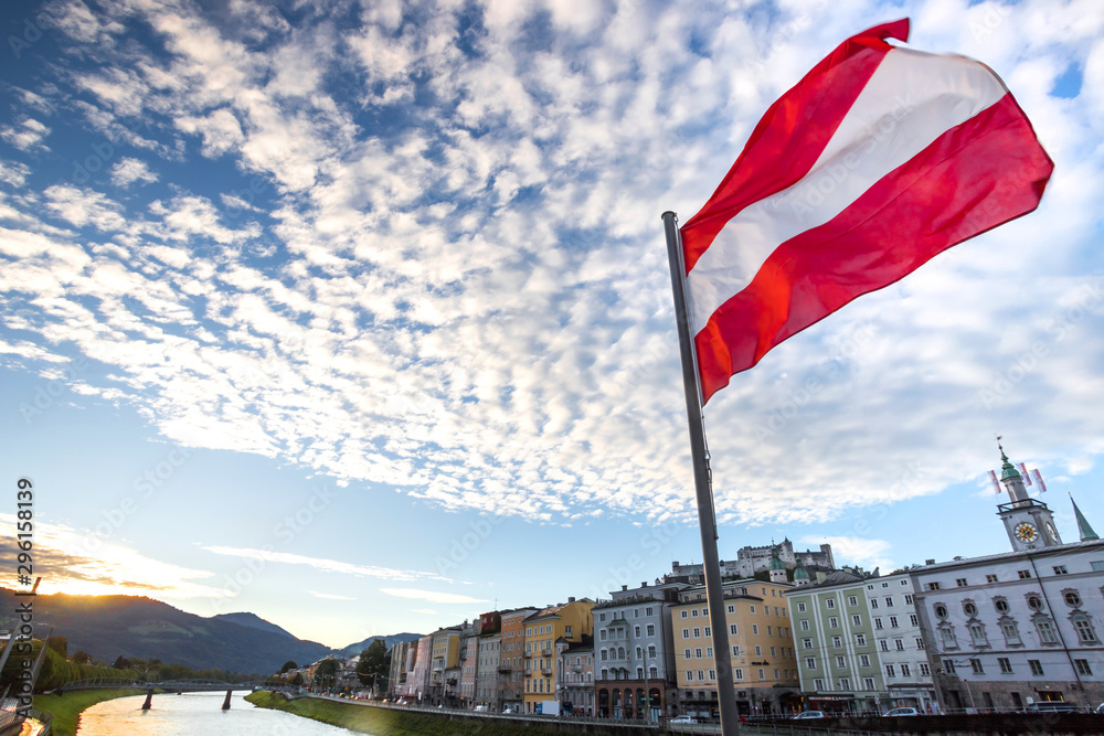 Fototapeta premium austriacka flaga nad zabytkowym gród salzburg